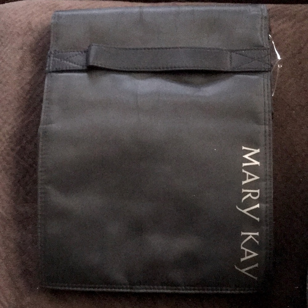 Hanging makeup bag